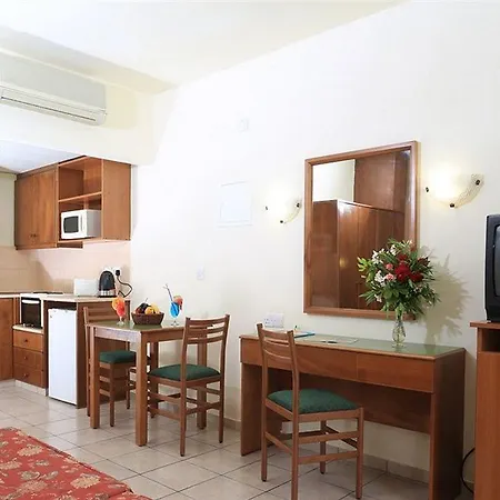 מלון דירות Panas Village 4*