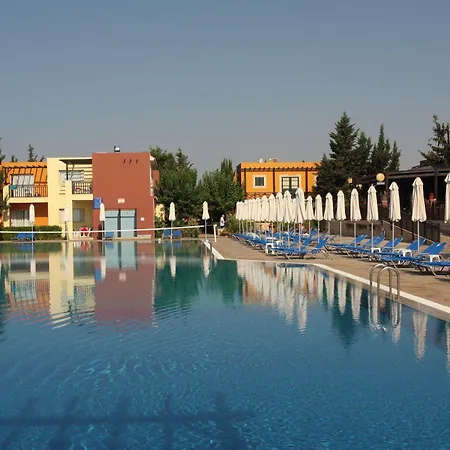 מלון דירות Panas Village 4*